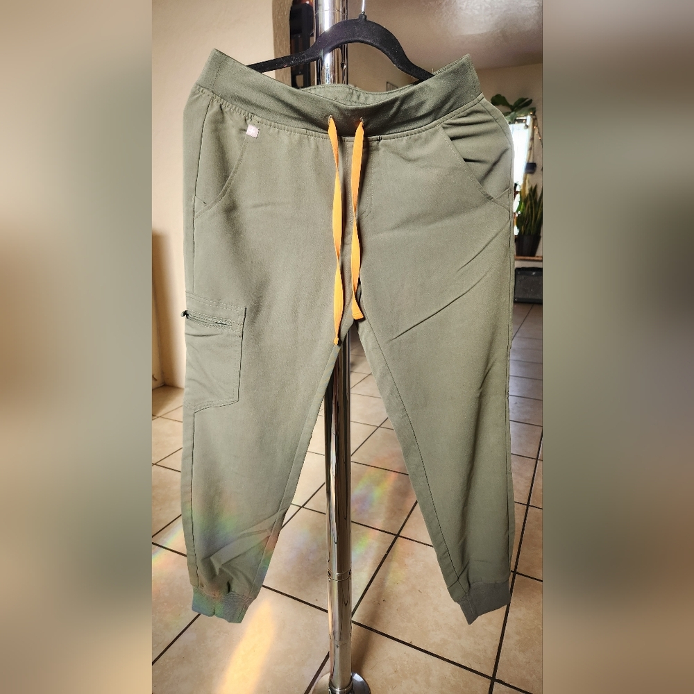 FIGS Scrubs Set Green